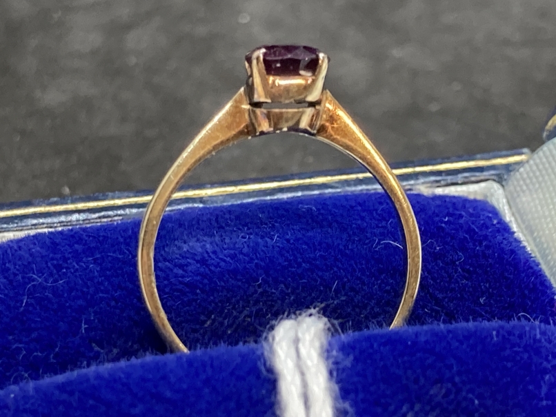 Jewellery: Ring yellow metal set with a synthetic sapphire (Alexandrite type), estimated weight 0. - Image 4 of 4
