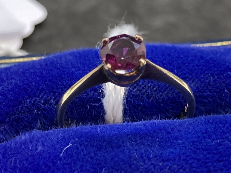 Jewellery: Ring yellow metal set with a synthetic sapphire (Alexandrite type), estimated weight 0.
