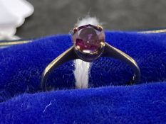 Jewellery: Ring yellow metal set with a synthetic sapphire (Alexandrite type), estimated weight 0.