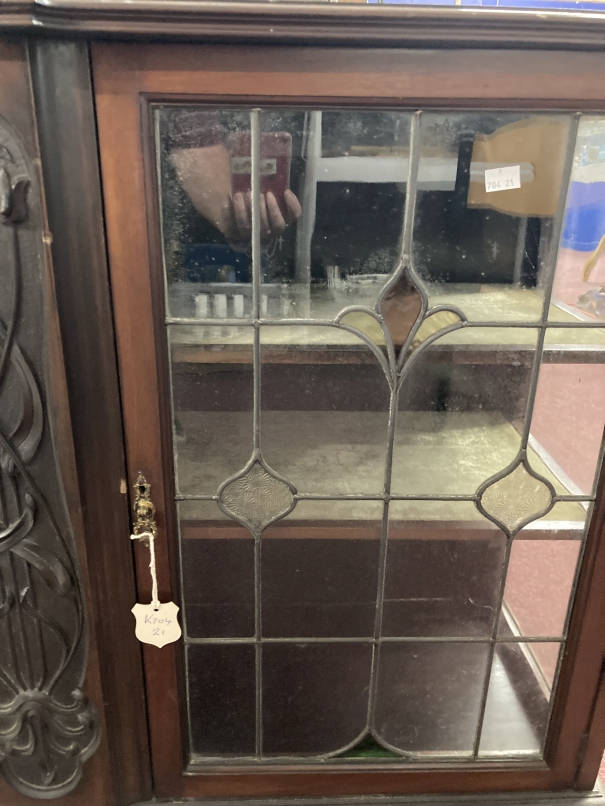 19th cent. Art Nouveau: Mahogany glazed display cabinet, two stained and clear glass leaded doors - Image 2 of 3