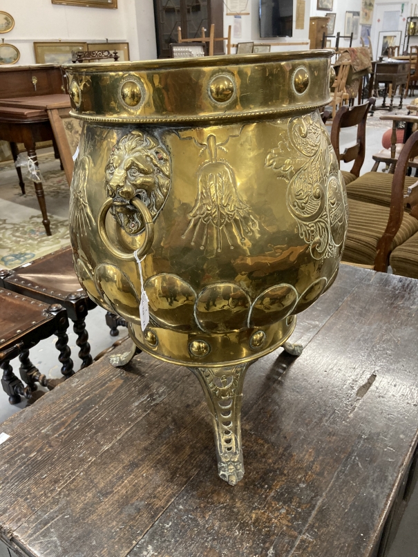 Brassware: Early 20th cent. Brass coal bucket with lion mask handles embossed with a basket of - Bild 3 aus 3