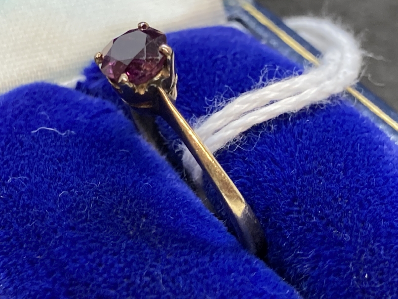 Jewellery: Ring yellow metal set with a synthetic sapphire (Alexandrite type), estimated weight 0. - Image 3 of 4
