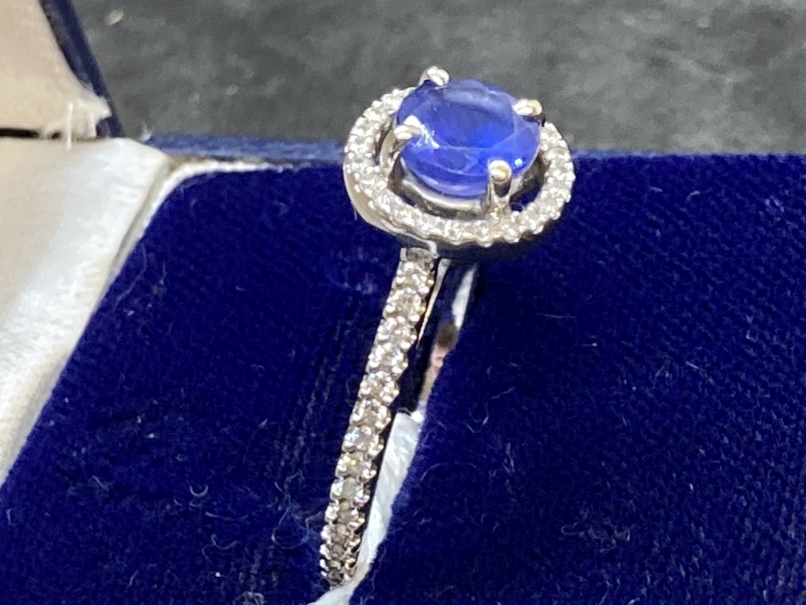 Jewellery: White metal ring in the form of a halo centre set with a circular cut tanzanite, - Image 3 of 4