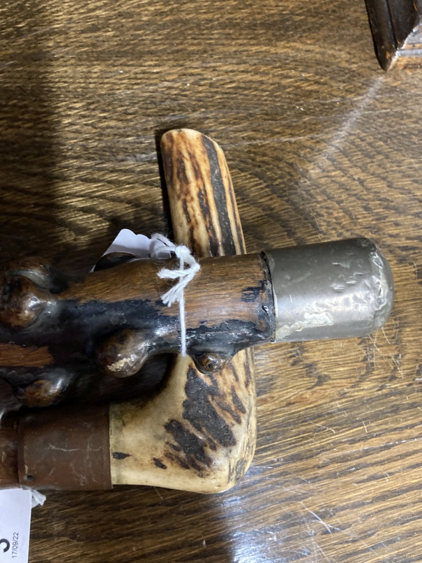 Walking Sticks: White metal cap engraved G.E. Lee on a knotted blackthorn shaft, plus another antler - Bild 2 aus 2