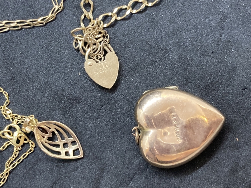 Hallmarked Jewellery: 9ct gold bracelet, pendant and chain, pendant set with a garnet and one chain. - Image 3 of 4