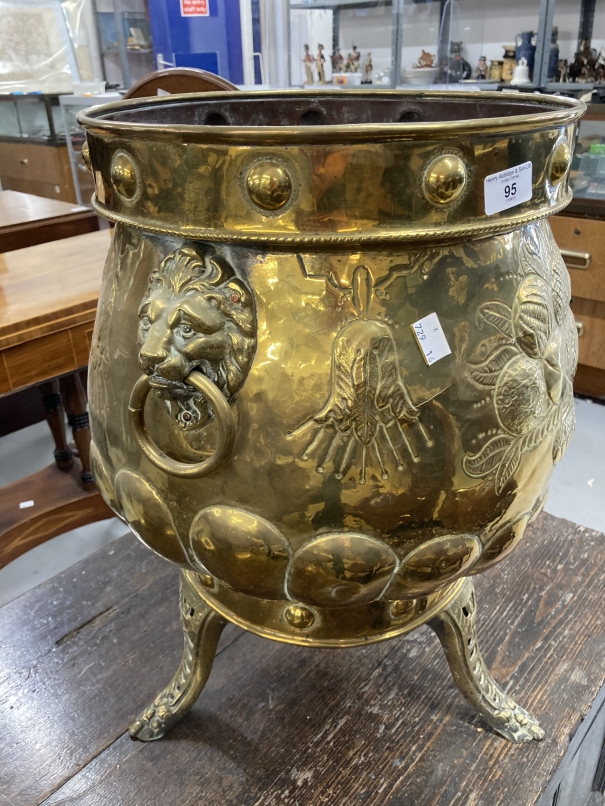 Brassware: Early 20th cent. Brass coal bucket with lion mask handles embossed with a basket of - Bild 2 aus 3