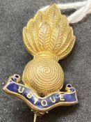 Jewellery: Yellow metal brooch Royal Artillery stamped 9ct, tests as 9ct gold. Weight 4.7g.