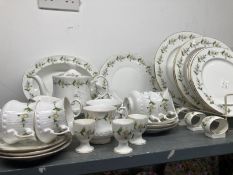 20th cent. Ceramics: Berkshire English bone china six place dinner, tea and coffee set, having daisy