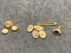 Hallmarked Jewellery: chain cufflinks, pair, bar brooch, and swivel fob, all 9ct gold in total 8g.