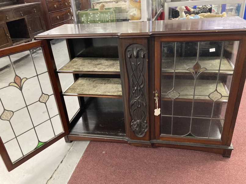 19th cent. Art Nouveau: Mahogany glazed display cabinet, two stained and clear glass leaded doors - Image 3 of 3