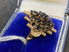 Jewellery: Ring yellow metal cluster set with fifteen circular cut sapphires, estimated weight of (