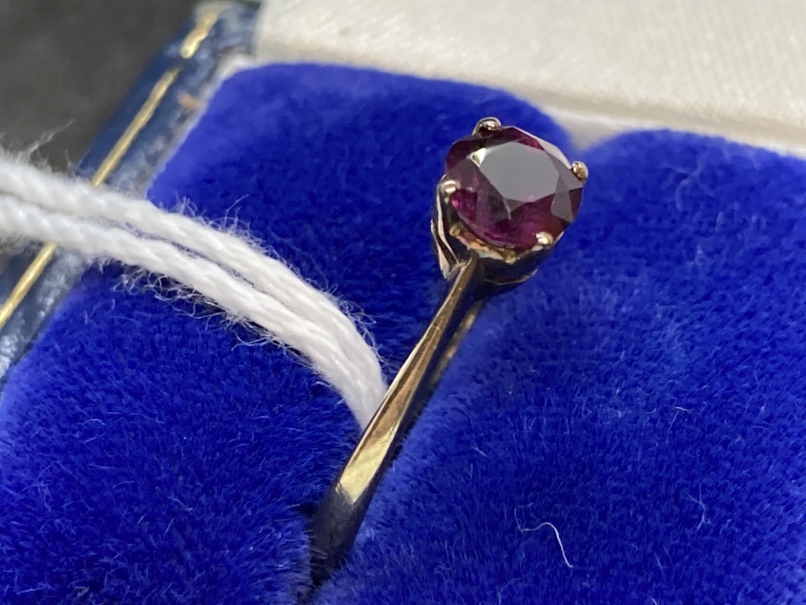 Jewellery: Ring yellow metal set with a synthetic sapphire (Alexandrite type), estimated weight 0. - Image 2 of 4
