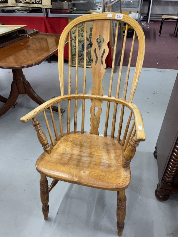 19th cent. Rustic elm comb/stick back Windsor chair.