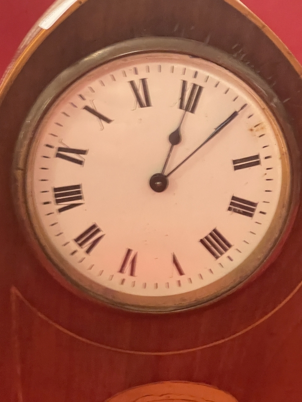 Clocks: 20th cent. Mahogany mantle clock with inset shell decoration. - Image 3 of 5