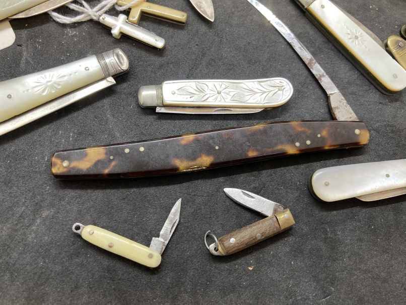 Hallmarked Silver: Seven hallmarked silver and mother of pearl fruit knives to include one - Image 3 of 4