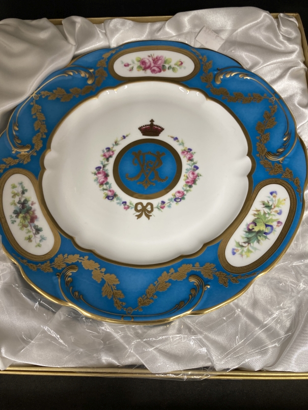 20th cent. Ceramics: Limited edition plate taken directly from a Sevres plate in the Royal - Image 4 of 4
