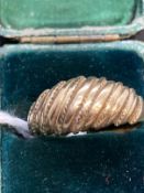 Hallmarked Jewellery: Reed patterned turban style ring. Ring size O. Weight 4g.