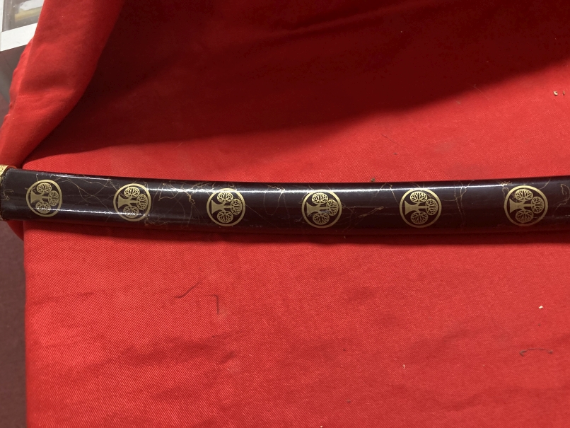 Weapons: Replica Samurai sword 440 stainless steel blade in black and gilt lacquer case. - Image 2 of 6