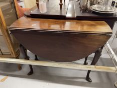 18th cent. Mahogany drop leaf table on cabriole legs and pad feet. Repairs to top and three