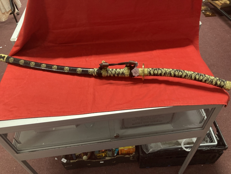 Weapons: Replica Samurai sword 440 stainless steel blade in black and gilt lacquer case. - Image 6 of 6