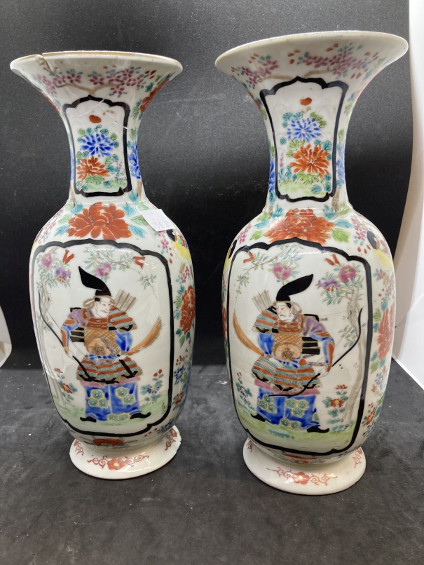 Asian Ceramics: Late 19th cent. Japanese vases decorated with warriors and birds, red signature to - Image 5 of 7