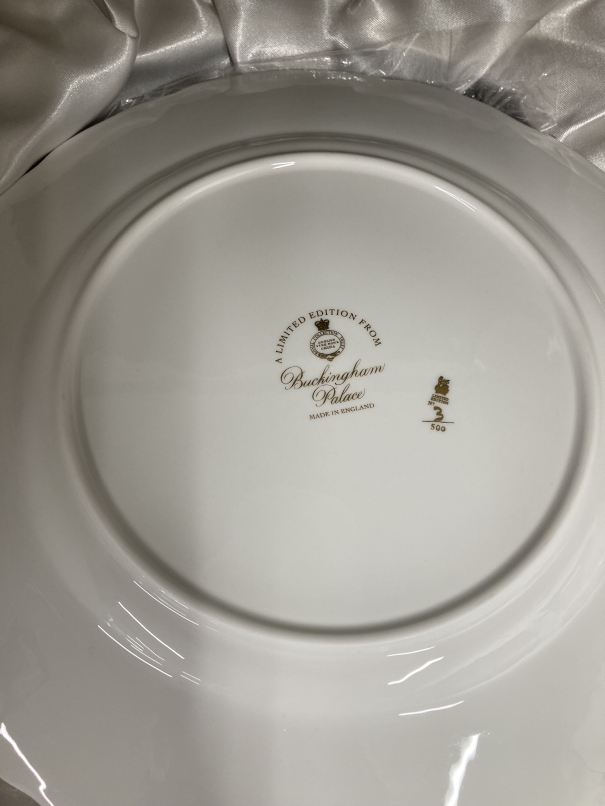 20th cent. Ceramics: Limited edition plate taken directly from a Sevres plate in the Royal - Image 3 of 4