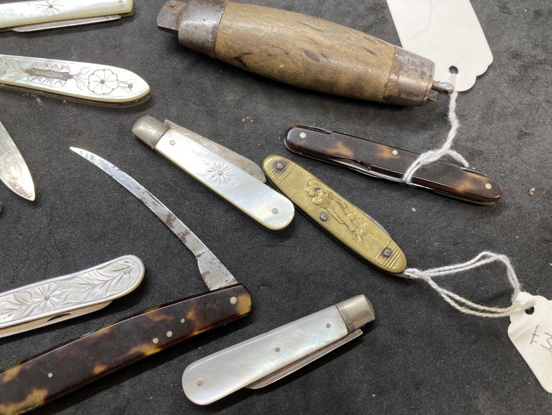 Hallmarked Silver: Seven hallmarked silver and mother of pearl fruit knives to include one - Image 4 of 4