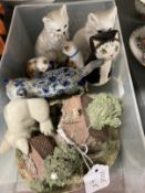 20th cent. Ceramics: Quarry Critters Cat, Staffordshire style cats on blue cushions, white