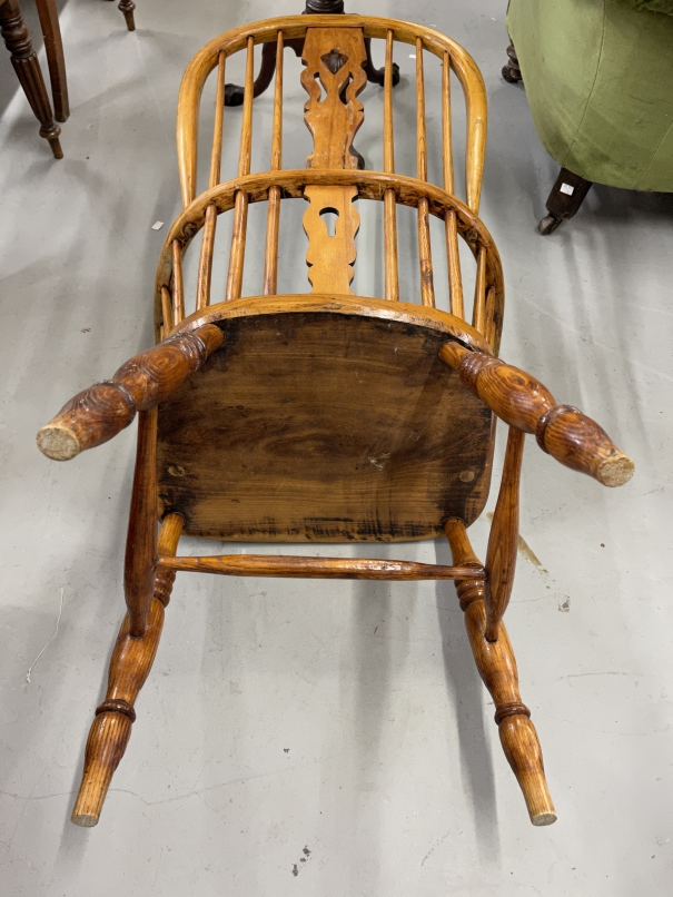 19th cent. Rustic elm comb/stick back Windsor chair. - Image 3 of 3