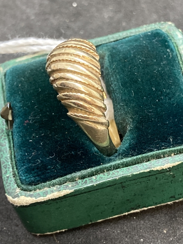 Hallmarked Jewellery: Reed patterned turban style ring. Ring size O. Weight 4g. - Image 2 of 3