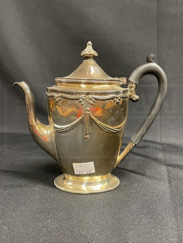 WHITE STAR LINE: First-Class Goldsmiths coffee pot, house flag to base. 8ins.