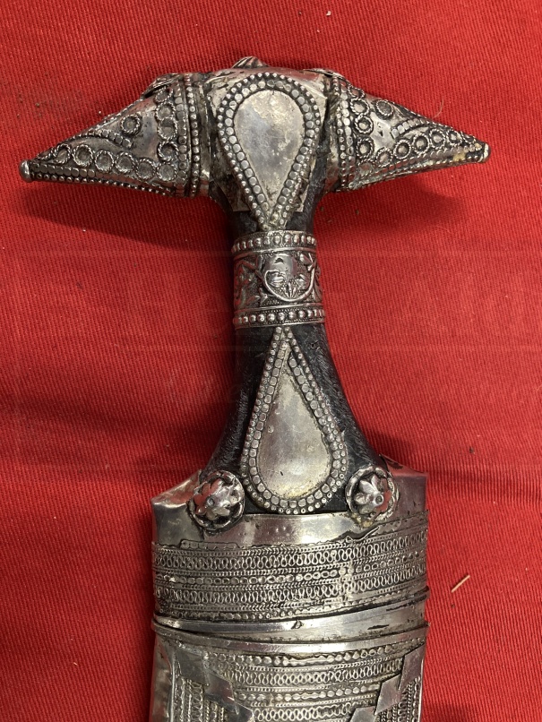 Edged Weapons: 20th cent. Omani Khanjar/Jambiya dagger with curved blade and white metal decorated - Bild 2 aus 5