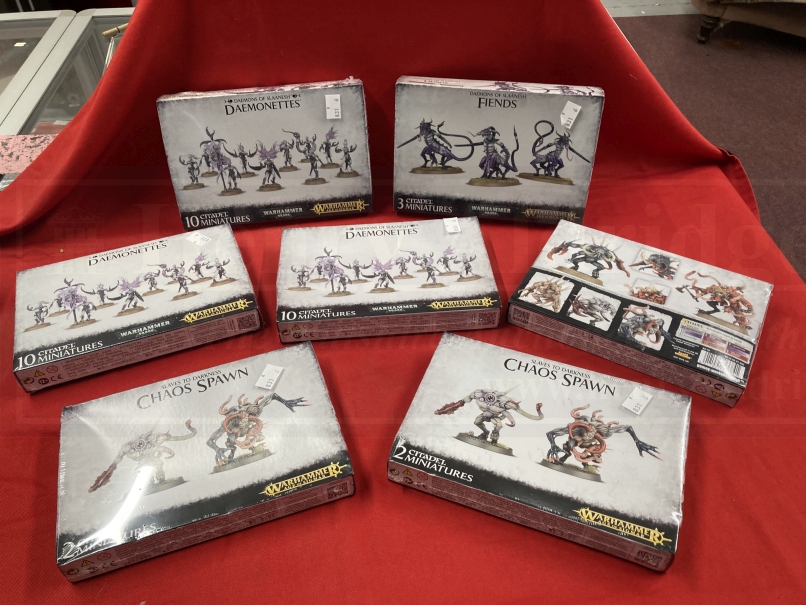 Toys & Games: Warhammer construction kits, warriors. Slaves to Darkness x 3, Daemons of Slaanesh - Image 2 of 9