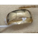 Hallmarked Jewellery: Plain 9ct gold 7mm band, ring size N. Weight 5g.