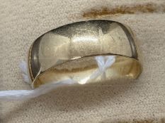 Hallmarked Jewellery: Plain 9ct gold 7mm band, ring size N. Weight 5g.