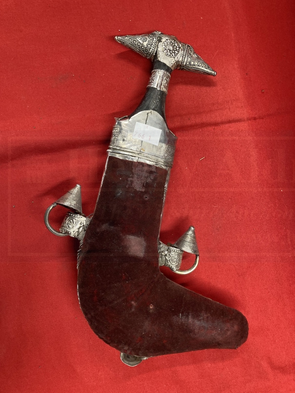 Edged Weapons: 20th cent. Omani Khanjar/Jambiya dagger with curved blade and white metal decorated - Bild 5 aus 5