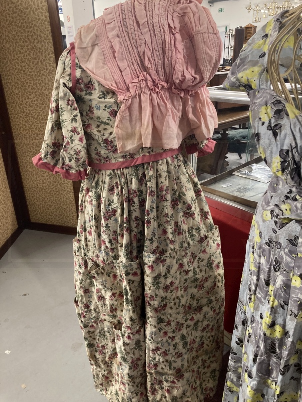 Fashion: Period cotton dress printed with sprays of pink flowers, the full skirt is decorated with - Image 5 of 5