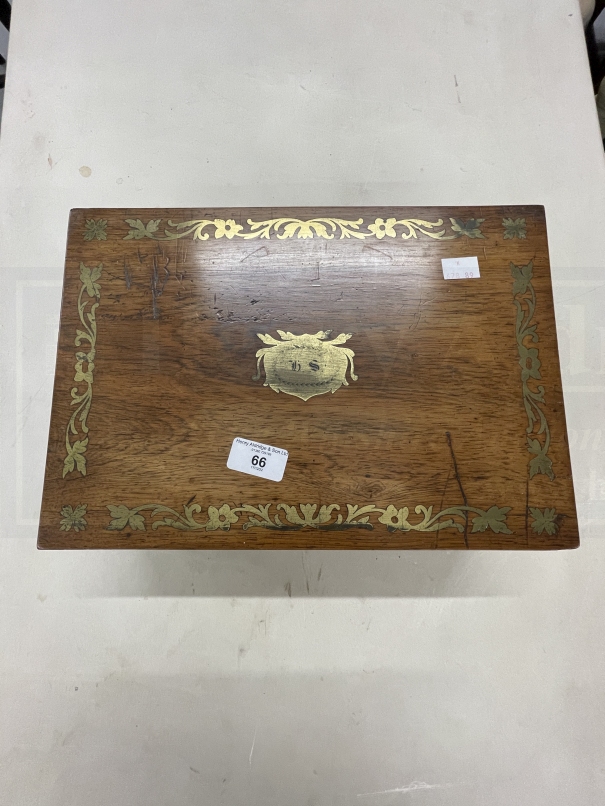 19th cent. Rosewood writing box with inlaid brass flowers to the top and front, central brass - Bild 2 aus 3