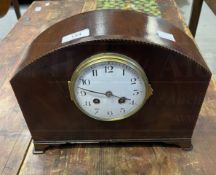 Clocks: 20th cent. Mahogany mantle clock with boxwood stringing, French movement, enamel circular