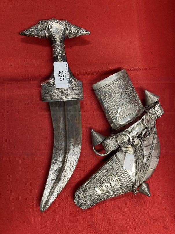 Edged Weapons: 20th cent. Omani Khanjar/Jambiya dagger with curved blade and white metal decorated - Bild 4 aus 5