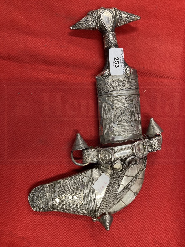 Edged Weapons: 20th cent. Omani Khanjar/Jambiya dagger with curved blade and white metal decorated
