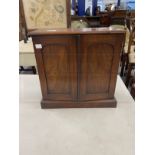 19th cent. Mahogany collectors cabinet, two arched doors opening to reveal two short over three long