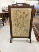 Early 20th cent. Mahogany fire screen with panel of crewel work embroidery. 29ins. x 23ins.