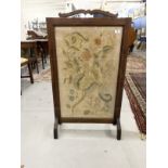Early 20th cent. Mahogany fire screen with panel of crewel work embroidery. 29ins. x 23ins.