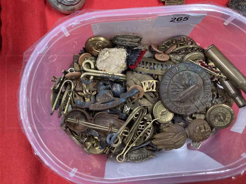 Militaria: Cap badges, belt buckles, buttons, etc. Dorset, Norfolk, Surrey, Scots, etc. - Bild 3 aus 3