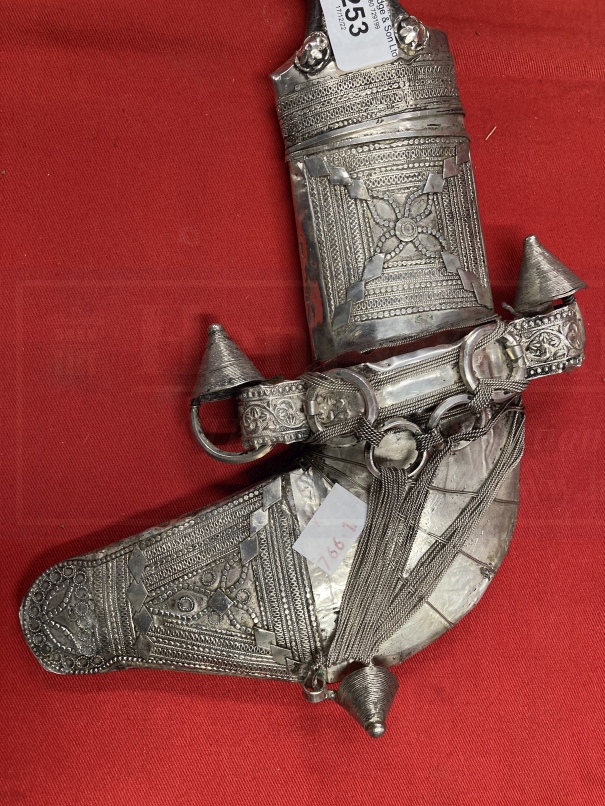 Edged Weapons: 20th cent. Omani Khanjar/Jambiya dagger with curved blade and white metal decorated - Bild 3 aus 5