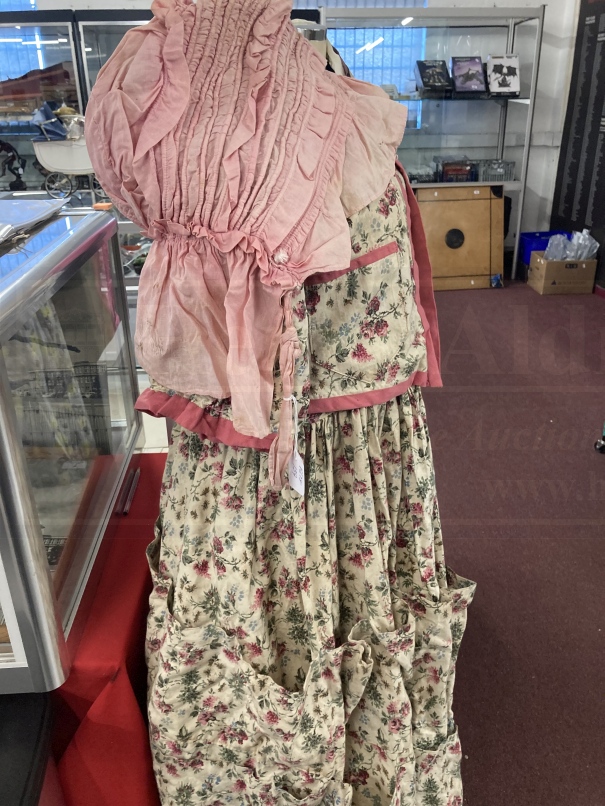 Fashion: Period cotton dress printed with sprays of pink flowers, the full skirt is decorated with - Image 3 of 5