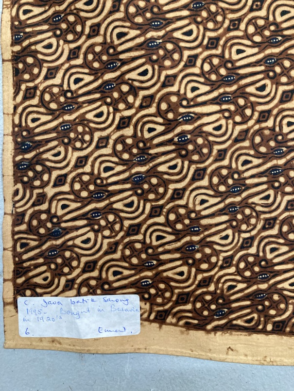 Textiles: 1920s Batik Sarong on cotton, made using the Sogan method of Central Java decorated with - Image 2 of 3