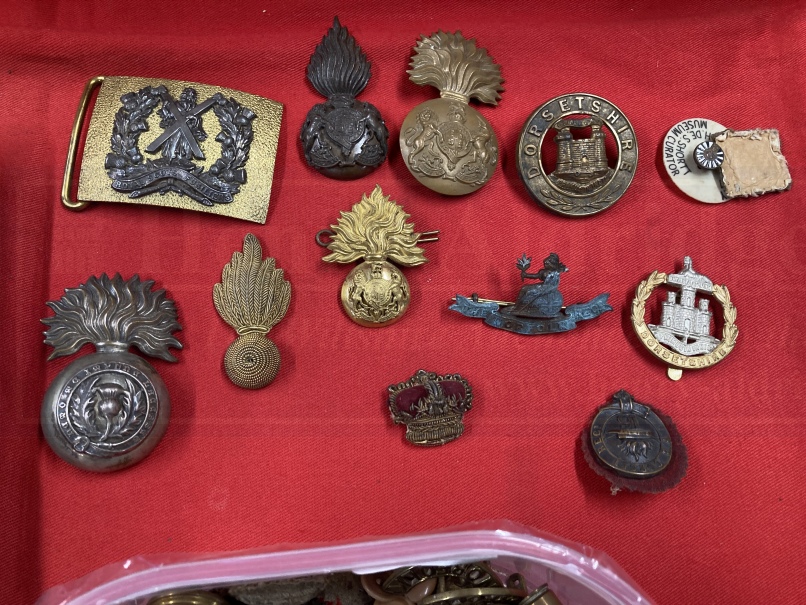 Militaria: Cap badges, belt buckles, buttons, etc. Dorset, Norfolk, Surrey, Scots, etc. - Bild 2 aus 3