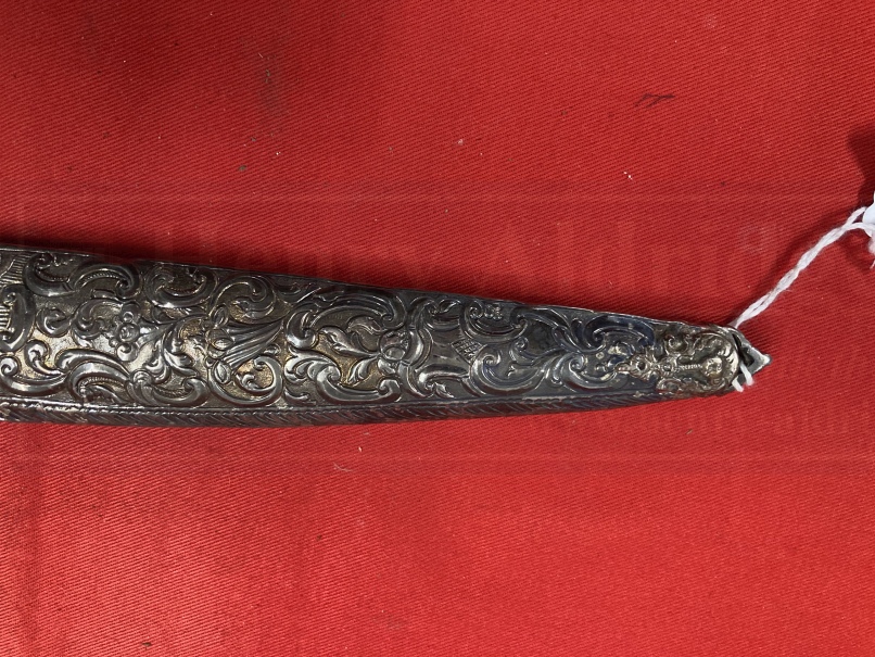 Edged Weapons: Indo Persian short sword T shaped steel blade 16ins, the grip decorated with gold - Image 4 of 7